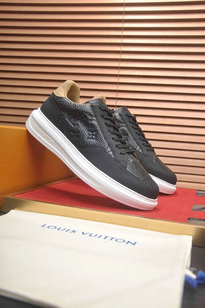 Men's men's shoes 💰640💶Original development, quality shipping, welcome to compare - LV sneaker series sports shoes introduce the loose silhouette of the ready-to-wear series into the spring and summer men's wear shows and make an eye-catching appearance. The cow leather upper is combined with rough fabric laces, and colorful beading highlights the brand's classic elements. LV letters mark the tongue and Monogram floral outsole. Mixed materials Made of top-grain cowhide, thick shoelace design, large Monogram print on the side, mesh lining and cotton feet, the comfort is as extreme as ever, premium heritage, quality first, worth owning! Size: Men’s 38-45 (45 is custom-made and cannot be returned or exchanged)
